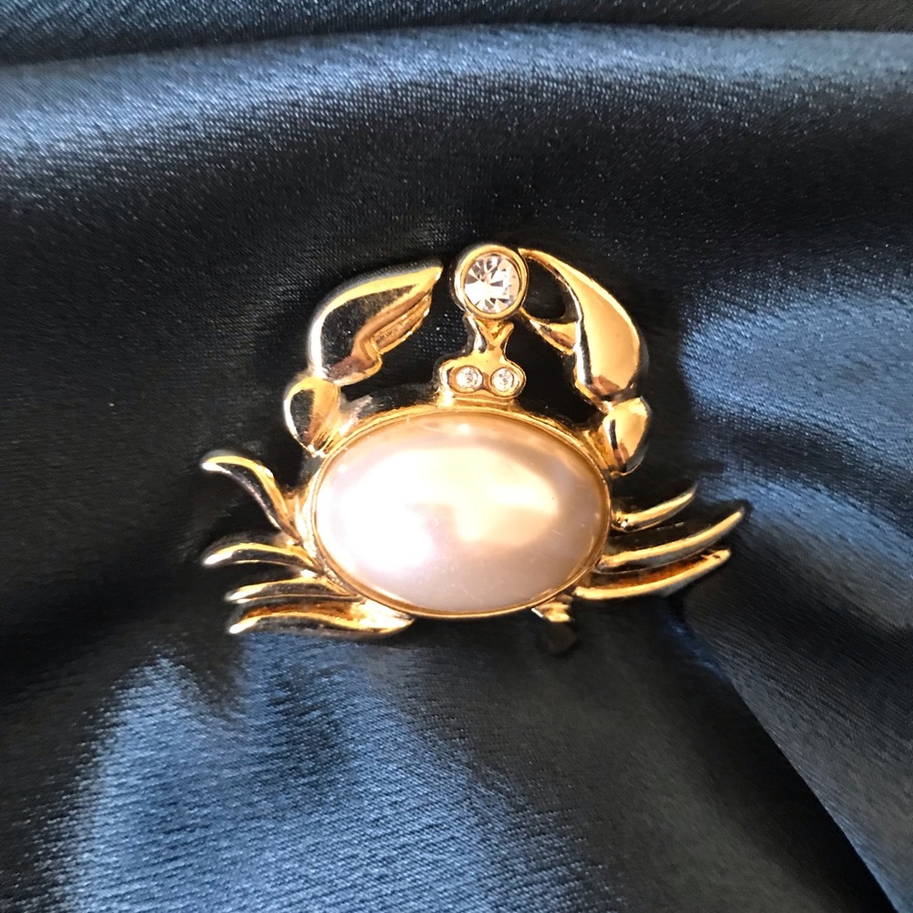 Faux pearl crab brooch